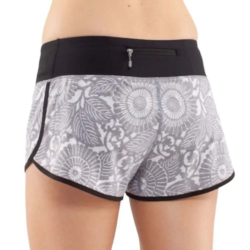 Lululemon Athletica Shorts Women’s Size 4 Ultra II. Beachy Floral White Fossil